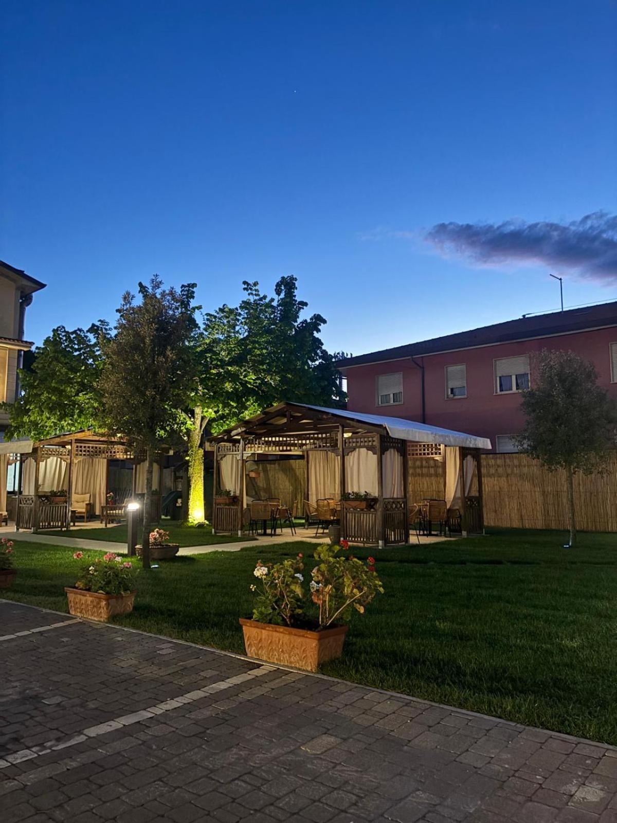 Hotel Virginia Marina di Massa Exterior foto